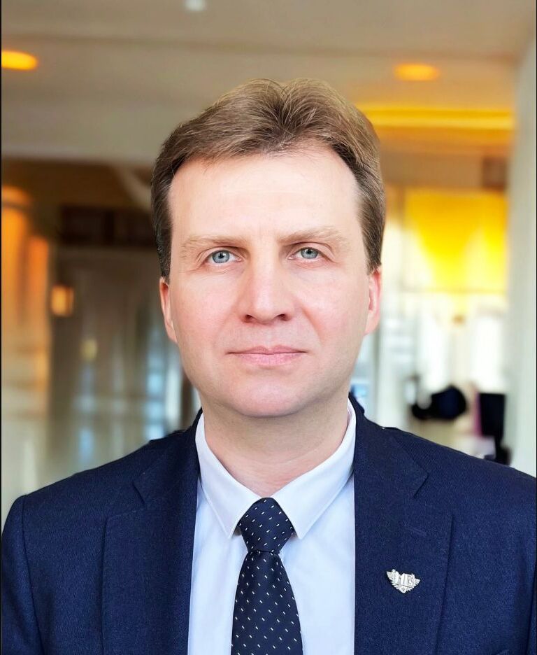 Юрій Черненко у діловому костюмі